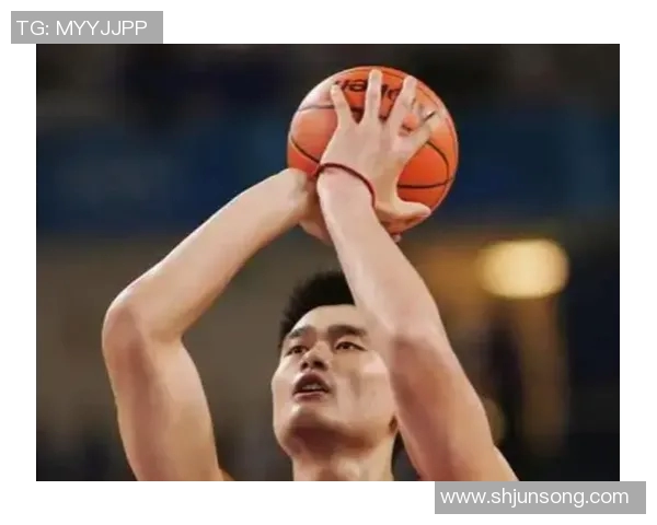 姚明挑战极限运动展现铅球投掷技巧引发全场热议 姚明挑战极限运动展现铅球投掷技巧引发全场热议