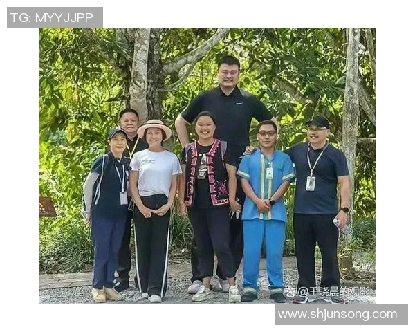 姚明与兰多夫巅峰对决回顾:两位巨星的篮球传奇之战 姚明与兰多夫巅峰对决回顾:两位巨星的篮球传奇之战