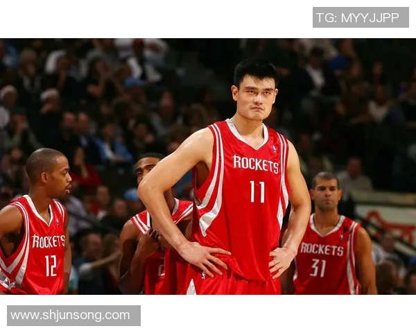 姚明高大身影展现篮球巨星风范的经典瞬间 姚明高大身影展现篮球巨星风范的经典瞬间