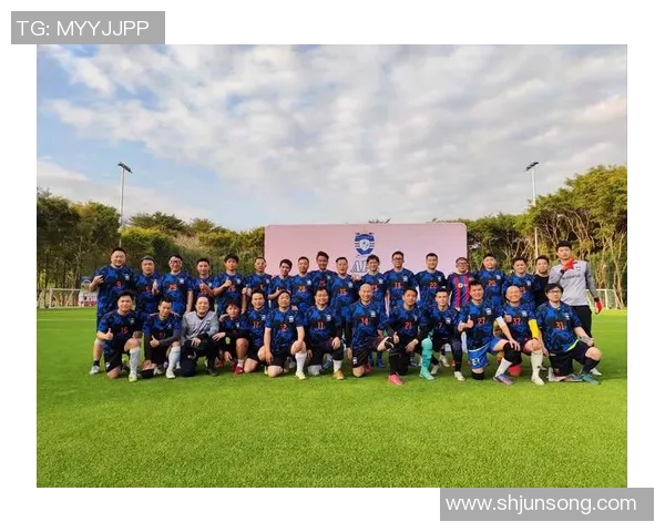 足球明星独特姿势男女对比图揭示运动魅力与风采