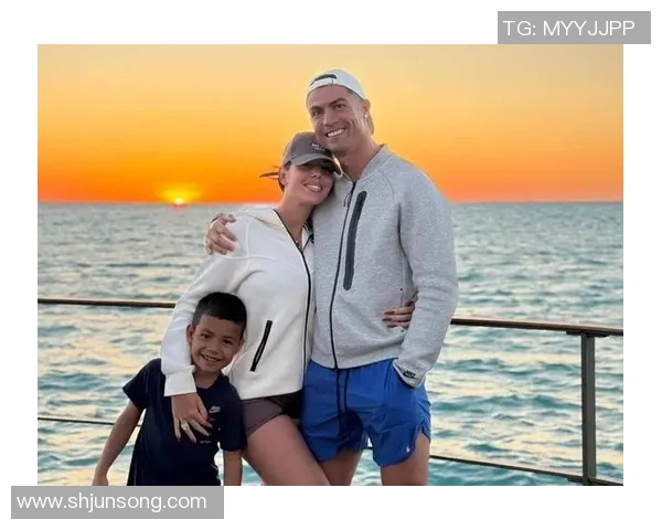 足球明星前女友在海边度假晒美照引发热议与粉丝互动