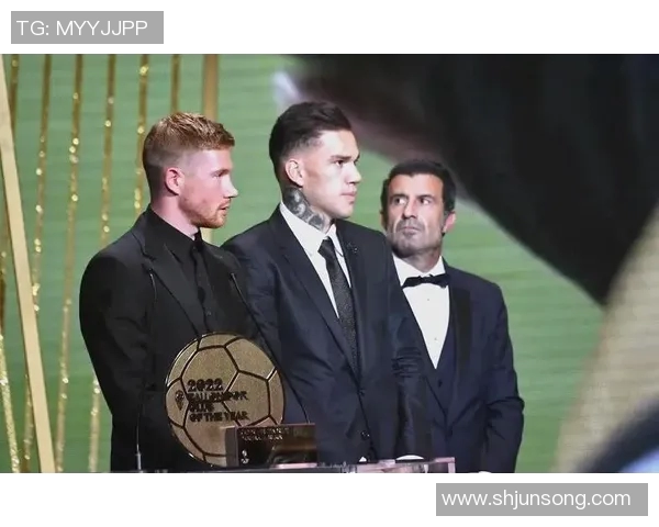 足球明星获得的丰厚奖励与荣誉背后的故事与影响